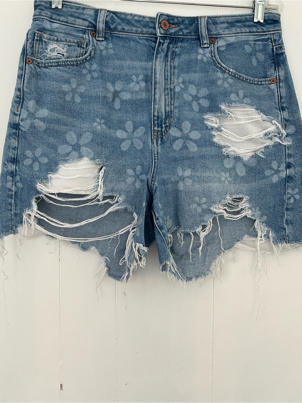 American Eagle Highest Rise Baggy Shorts Floral Distressed Denim Light Wash 12